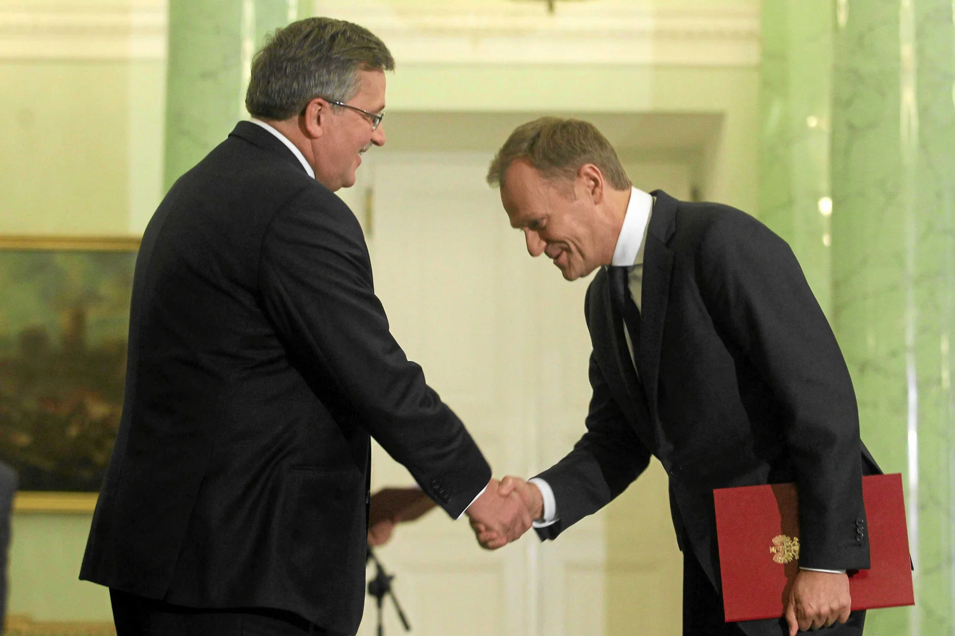 Zdaniem Bronisława Komorowskiego dzisiaj to Donald Tusk siedzi pod żyrandolem.