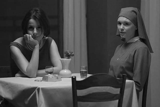Kadr z filmu "Ida" w reżyserii Pawła Pawlikowskiego. Z lewej Agata Kulesza w roli Wandy Gruz,  z prawej Agata Trzebuchowska jako tytułowa Ida.