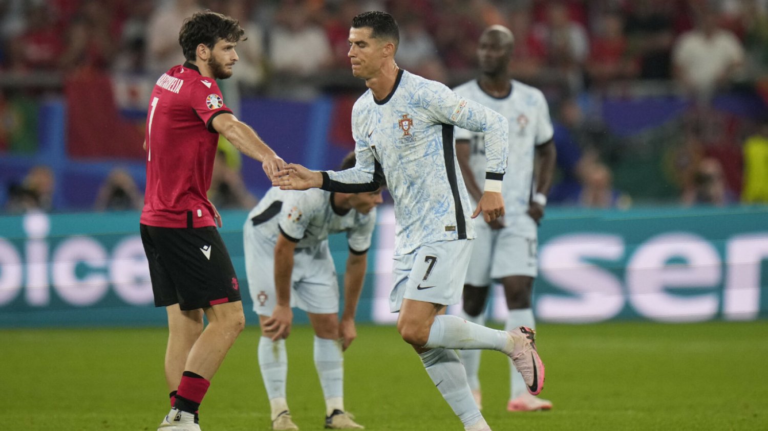 Dawni "znajomi" ze szkółki piłkarskiej w Tbilisi. Chwicza Kwaracchelia (z lewej) i Cristiano Ronaldo