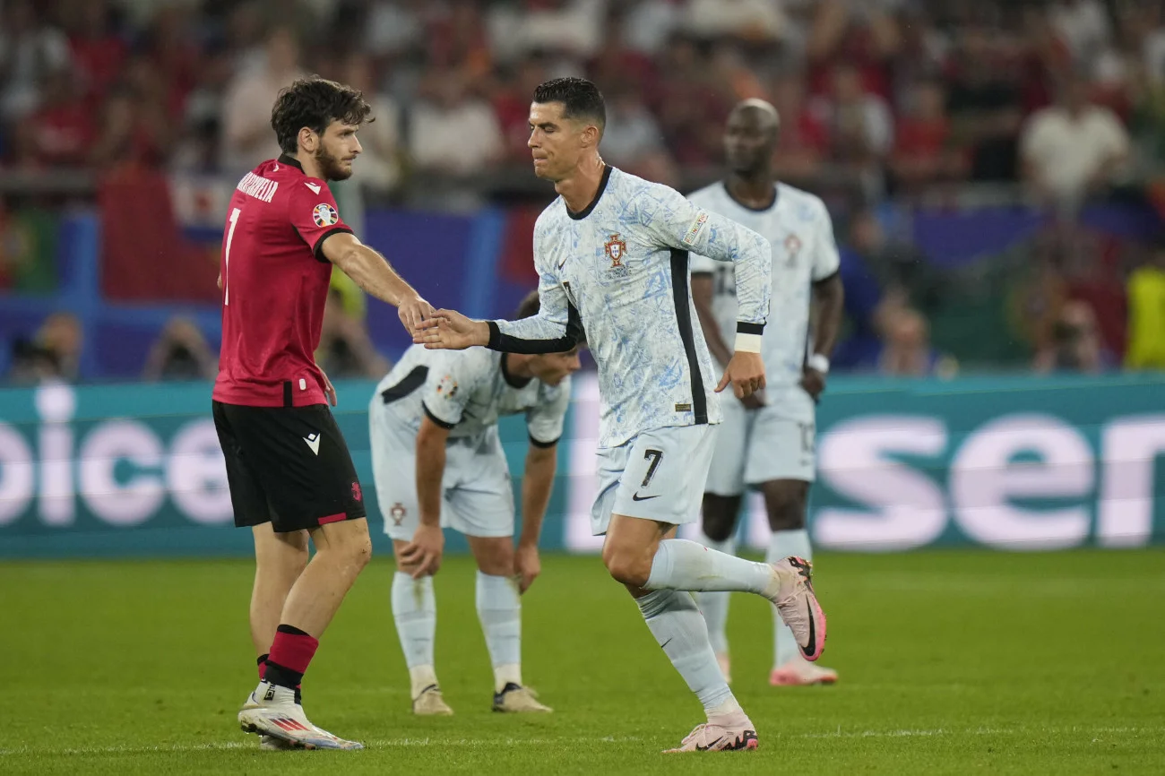 Dawni "znajomi" ze szkółki piłkarskiej w Tbilisi. Chwicza Kwaracchelia (z lewej) i Cristiano Ronaldo