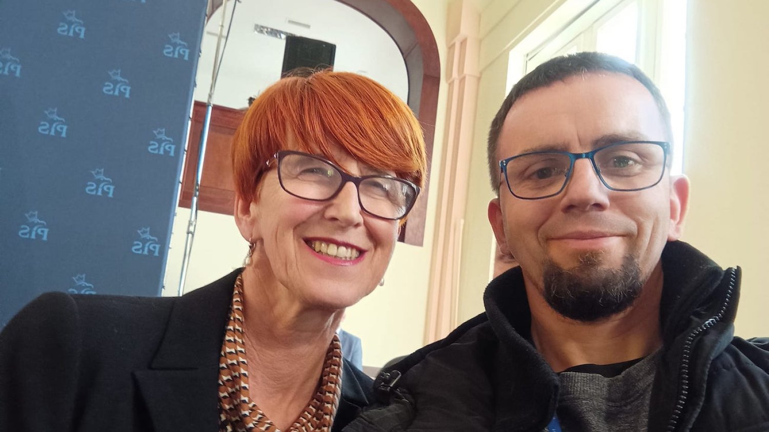 Łukasz Olejnik przed spotkaniem z Jarosławem Kaczyńskim zrobił sobie zdjęcie z Elżbietą Rafalską. Niedługo potem został rozpoznany jako sympatyk opozycji i siłą usunięty z sali. Łukasz Olejnik przed spotkaniem z Jarosławem Kaczyńskim zrobił sobie zdjęcie z Elżbietą Rafalską. Niedługo potem został rozpoznany jako sympatyk opozycji i siłą usunięty z sali.