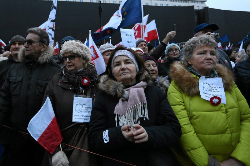 Średnia wieku na demonstracjach KOD może niepokoić.