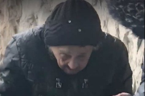 Internautów poruszył krótki film z 83-latką zmuszoną rozdawać ulotki, by mieć na leki.