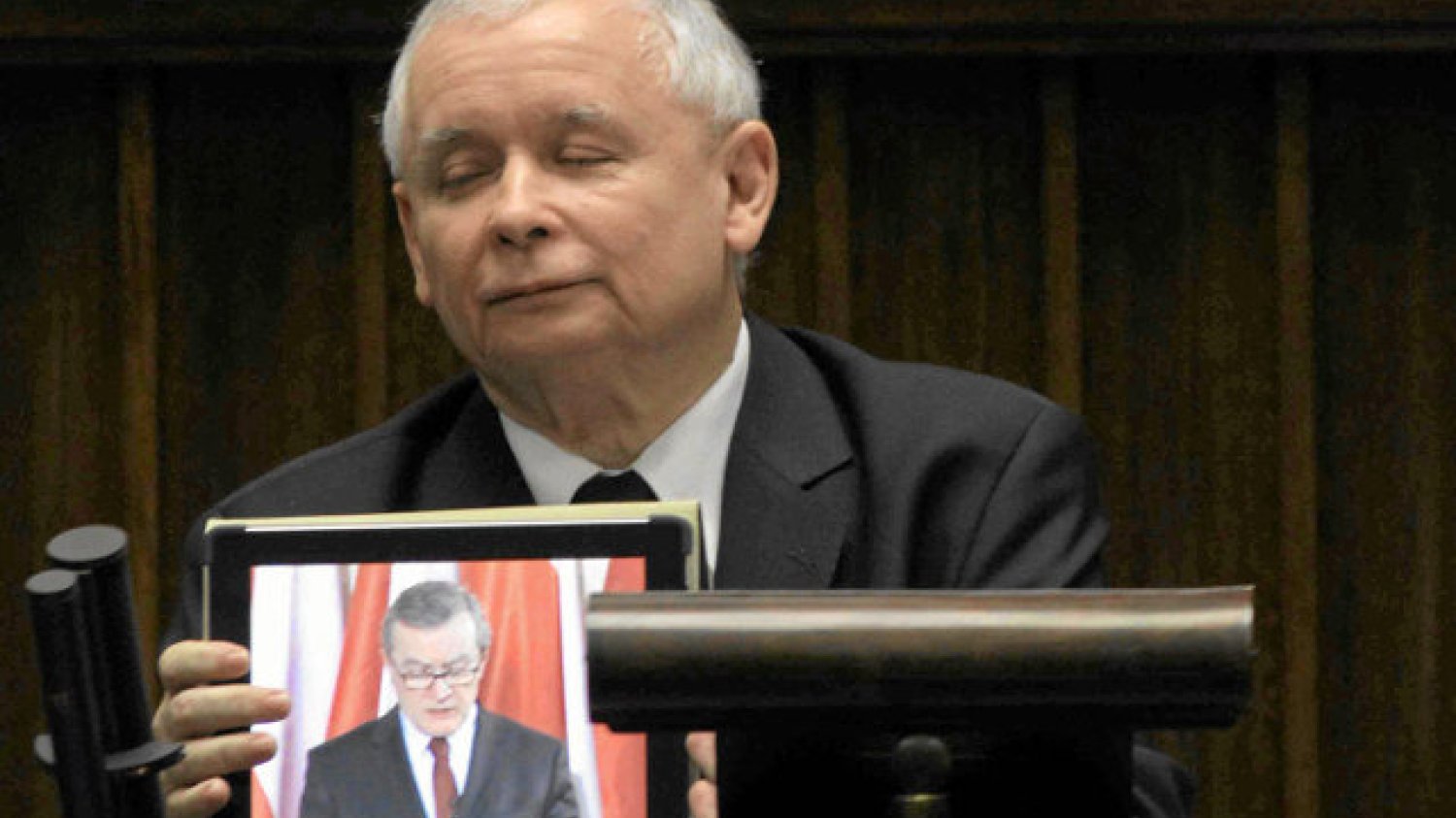 Jarosław Kaczyński i jego tablet, za pomocą którego prezes PiS odtworzył przemówienie prof. Piotra Glińskiego