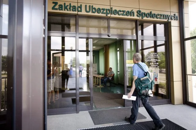 Pracownicy dostaną 100 złotych podwyżki, a ZUS przy okazji pobierze sobie dodatkowe 60 złotych w składkach.