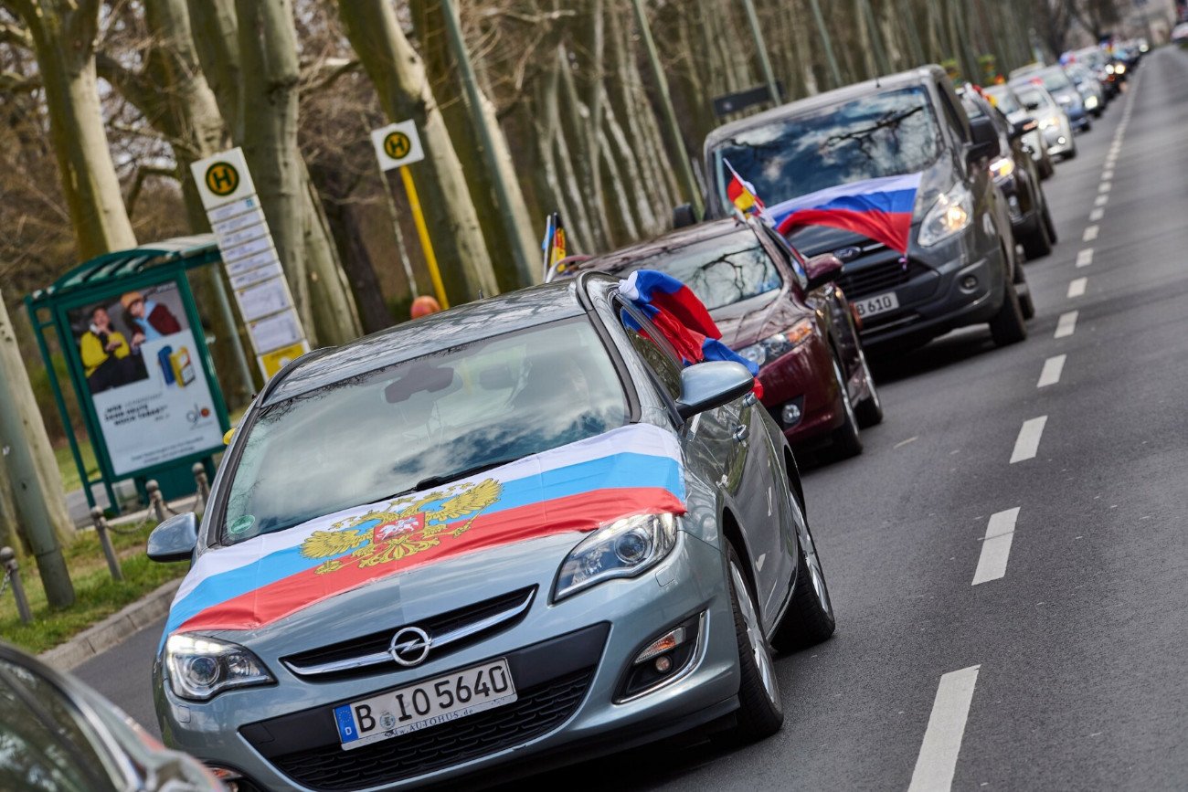 Kilkaset osób wzięło udział w prorosyjskiej paradzie samochodów w Berlinie