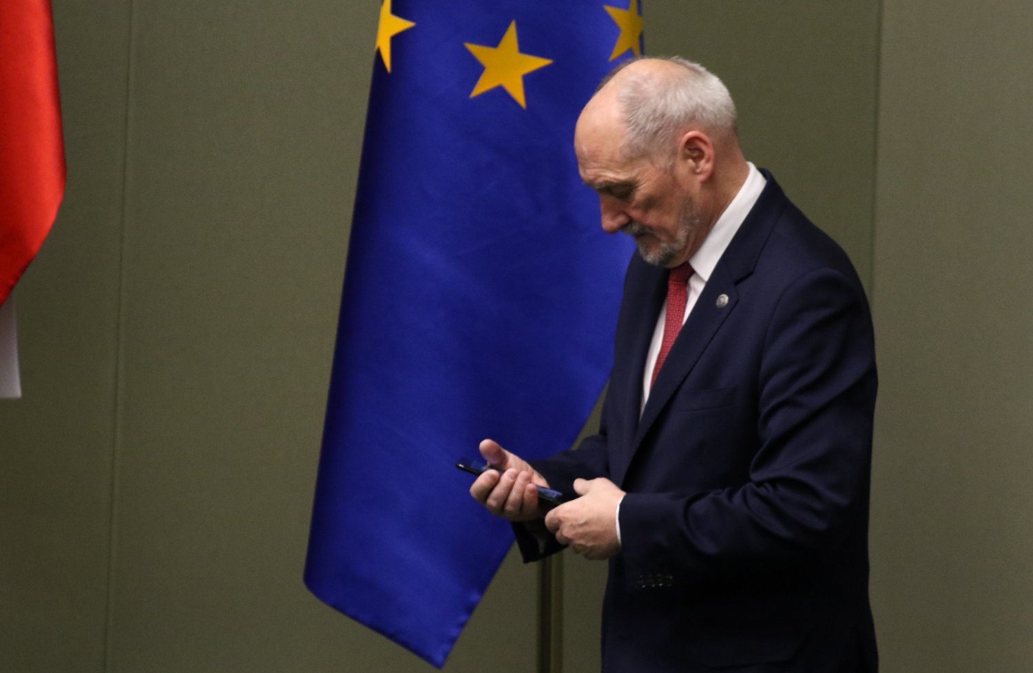 Wielkie zamieszanie w MON w związku z mianowaniem Antoniego Macierewicza szefem podkomisji smoleńskiej.