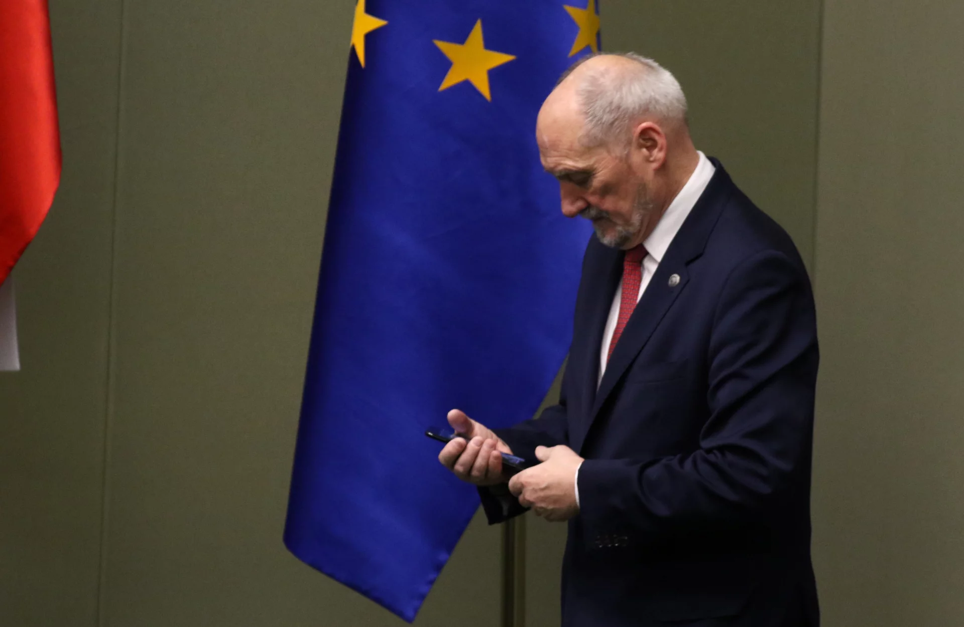 Wielkie zamieszanie w MON w związku z mianowaniem Antoniego Macierewicza szefem podkomisji smoleńskiej.