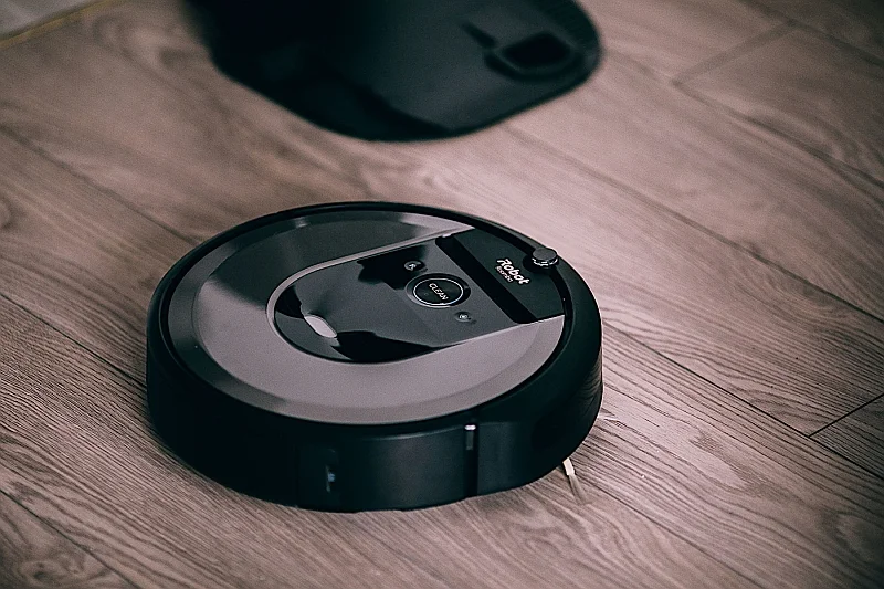 Firma iRobot jest prekursorem domowej robotyki. Jej roboty odkurzające takie jak Roomba i7 to na rynku modele automatycznych odkurzaczy, którym trudno dorównać