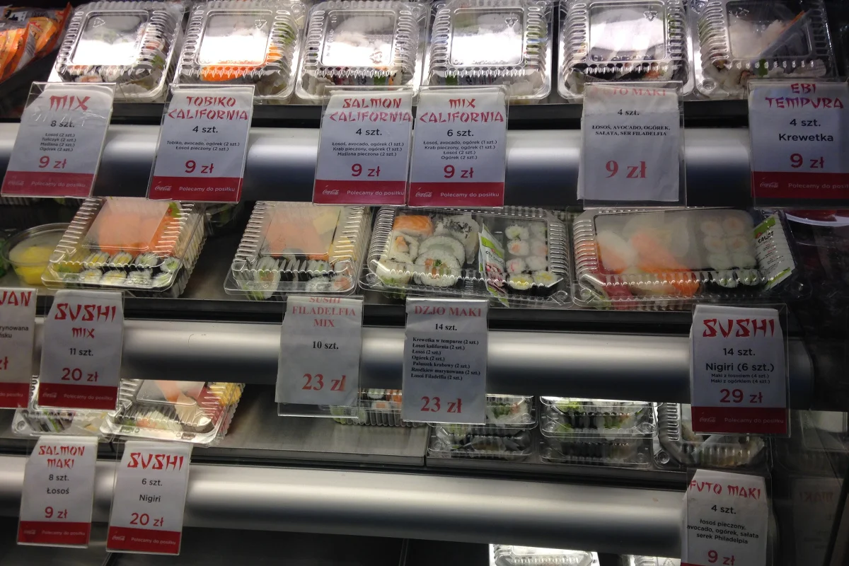 W galeriach handlowych są restauracje, które sprzedają gotowe zestawy sushi za śmiesznie niską cenę. To wbrew japońskim zasadom, bo prawdziwe sushi powinno być przygotowane dopiero po zamówieniu.