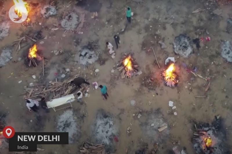 Polowe krematoria w New Delhi – zdjęcia z drona (screen YouTube).