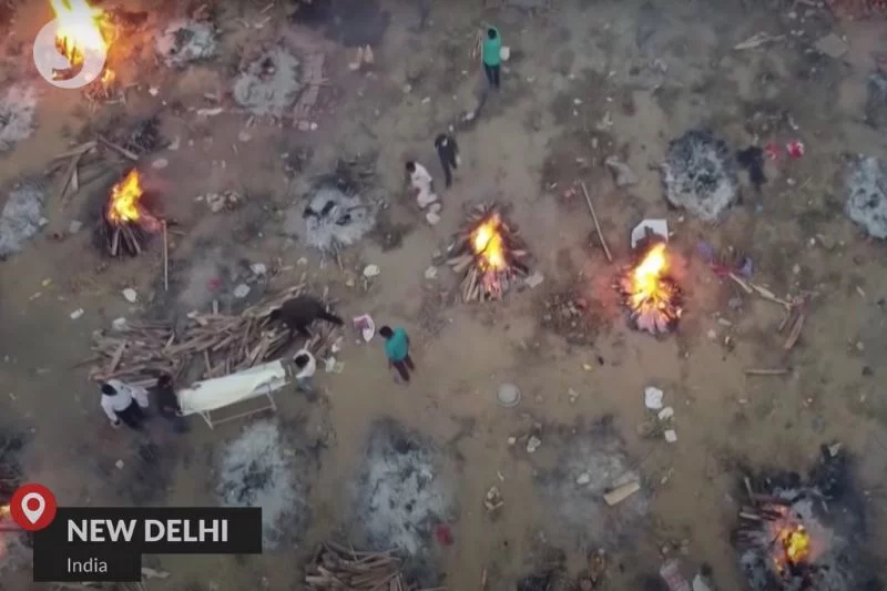 Polowe krematoria w New Delhi – zdjęcia z drona (screen YouTube).