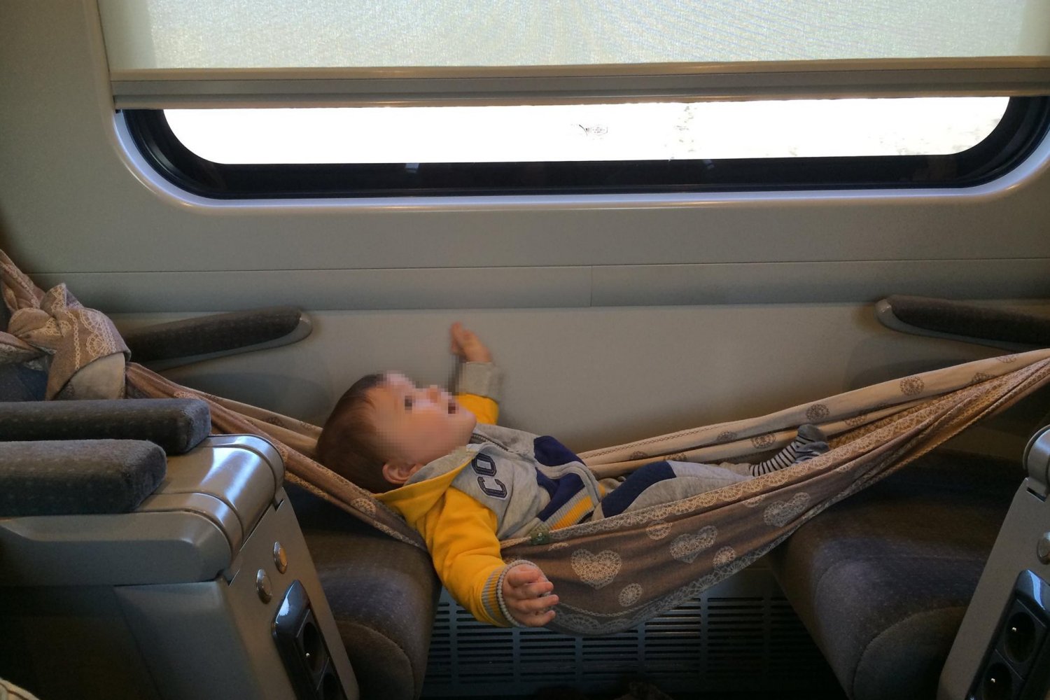 Pomysłowy patent jest bardzo wygodny, należy pamiętać by dziecko asekurować np. w wypadku nagłego hamowania.