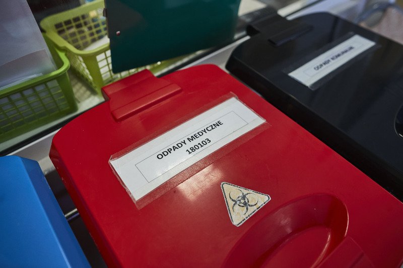 Przychodnie POZ generują więcej odpadów medycznych z powodu pandemii SARS-CoV-2.