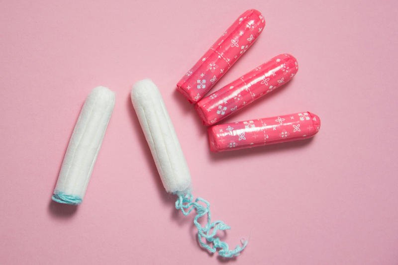 Tampon w torebce nie jest powodem do wstydu.
