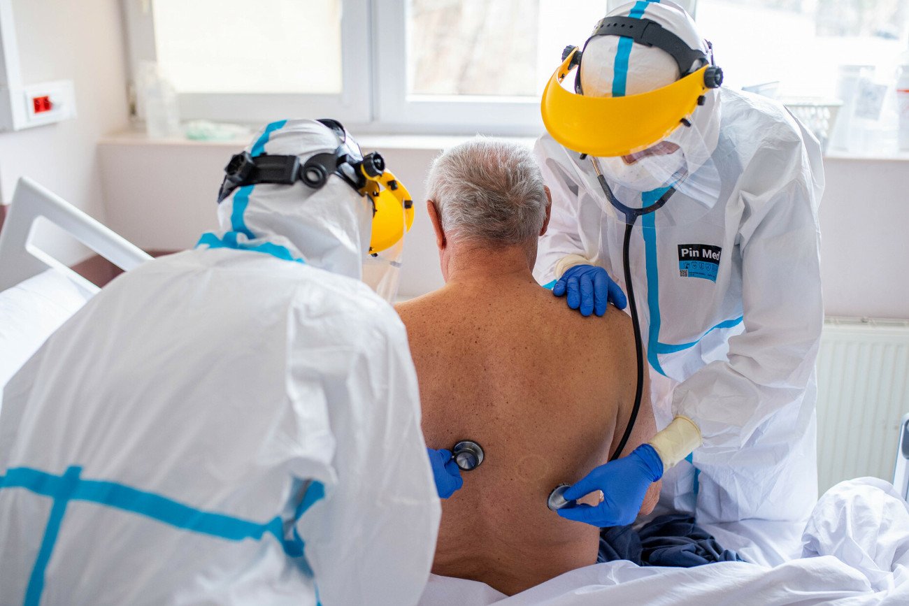 Badanie każdego seniora z COVID-19 sprawi, że dostanie się do lekarza będzie graniczyło z cudem.