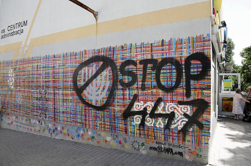 Mural "Utkany wielokulturowością" w Białymstoku znowu został zniszczony.