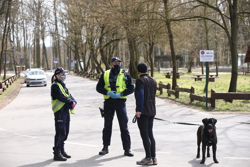 Policja będzie wystawiać mandaty w związku z koronawirusem tylko w ostateczności. Powstały nowe wytyczne dla funkcjonariuszy.