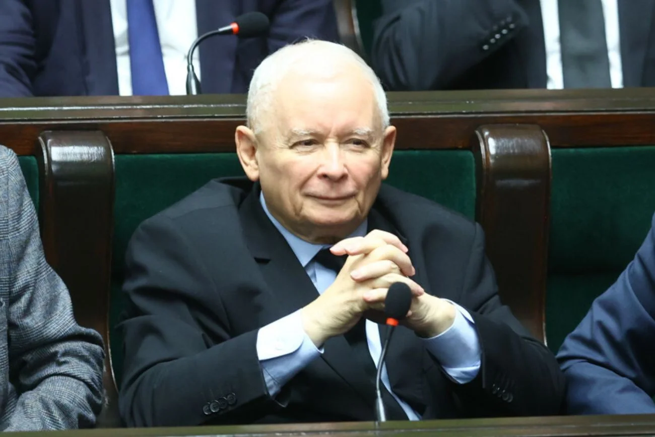 Zaskakująca zmiana nastrojów politycznych wśród Polaków. Rośniej poparcie dla tej partii. Nowy sondaż CBOS. Poparcie dla PiS rośnie, a Trzecia Droga poniżej progu wyborczego.