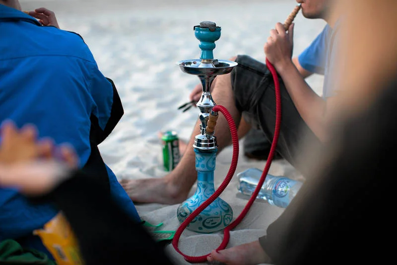 Shisha okazuje się być dużo bardziej szkodliwa niż papierosy.