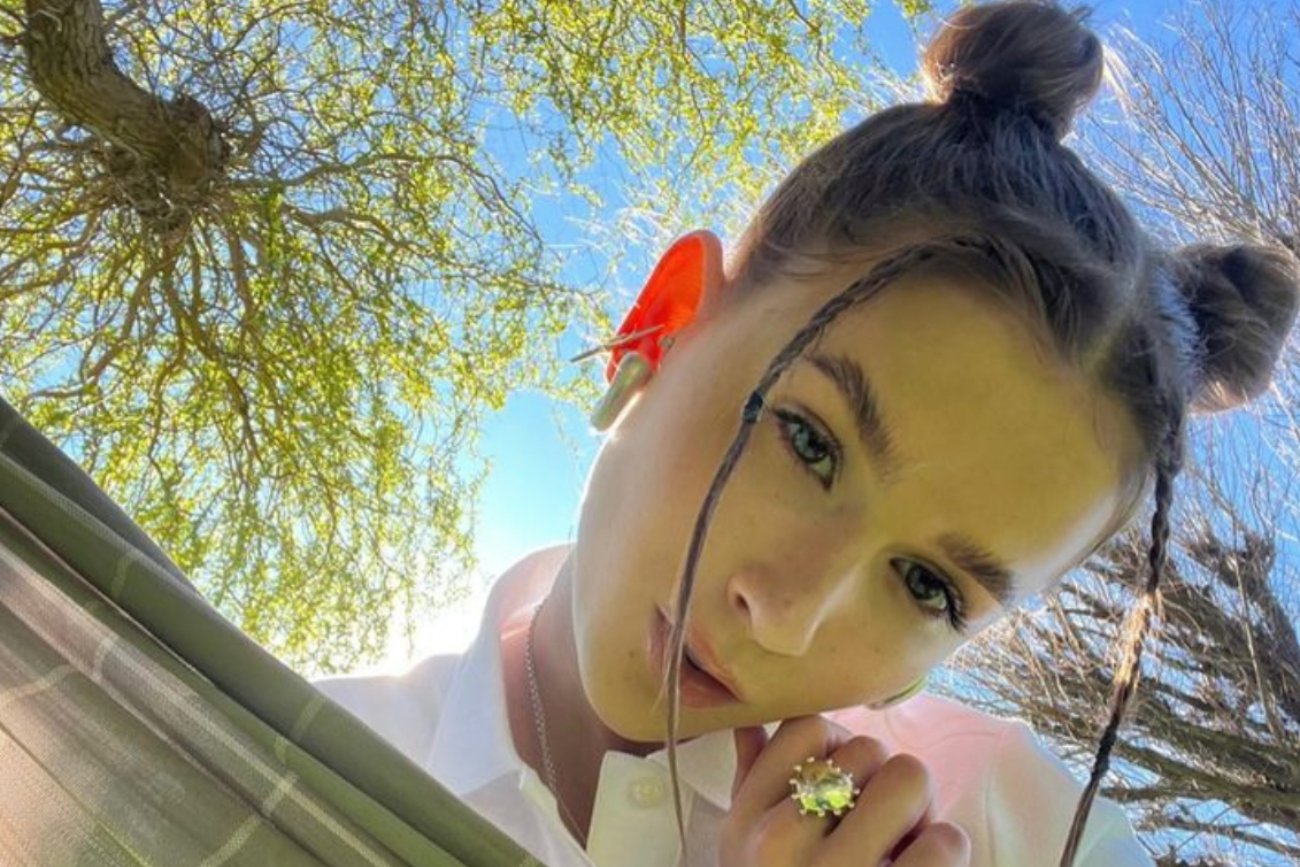 Roxie Węgiel pozuje w objęciach Kevina Mgleja. Widać, że miłość kwitnie