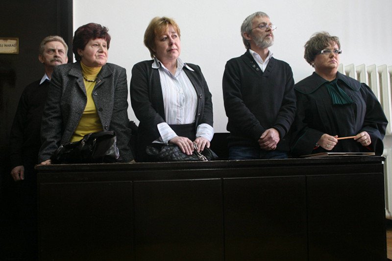 Rodzice zamienionych dziewczynek podczas ogłaszania wyroku w sprawie o odszkodowanie. Z prawej strony mec. Maria Wentlandt-Walkiewicz