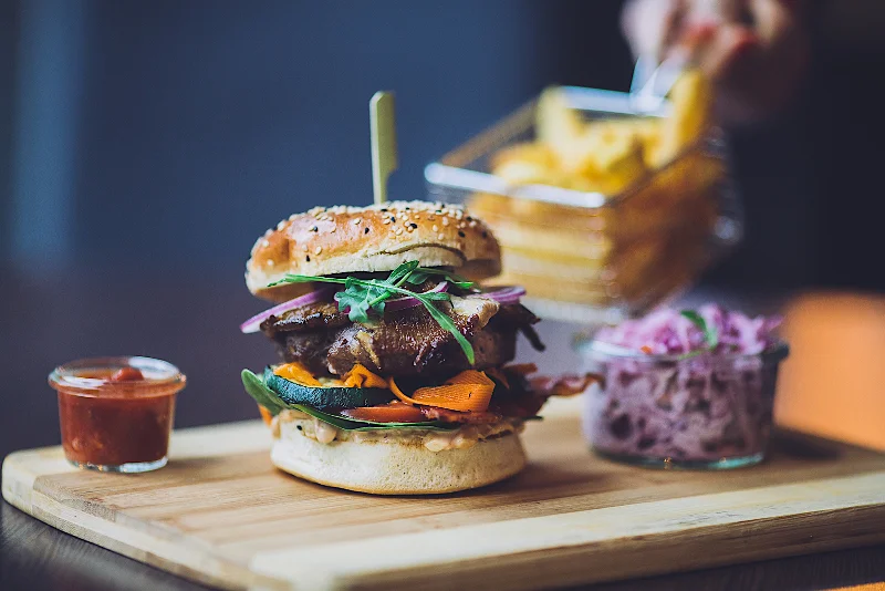 Burger z dziczyzny z grillowaną cukinią i piklami z marchewki