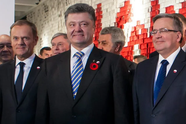 Prezydent Ukrainy Petro Poroszenko pojawił się w Polsce z czerwono-czarną rozetą w klapie marynarki