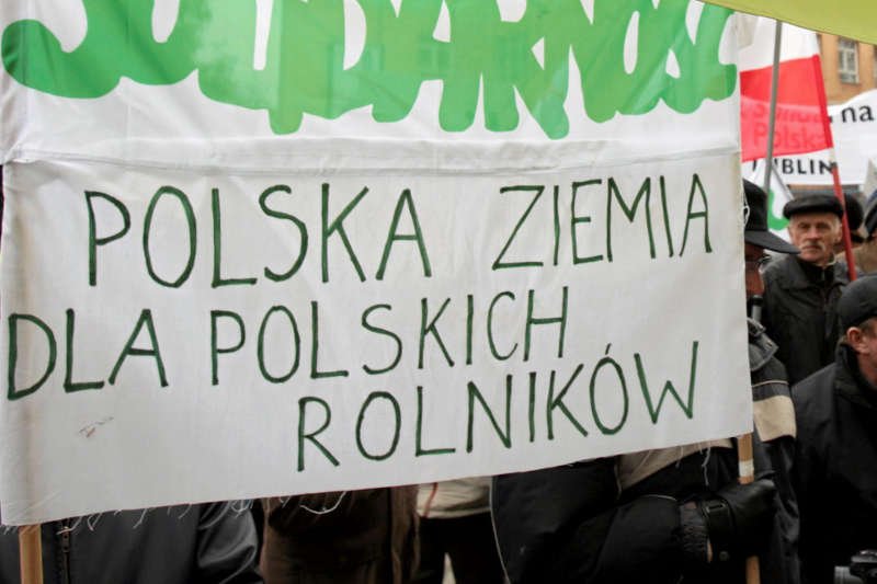 Jak przejść z ZUS do KRUS? Wystarczy mieć dobrego księgowego i rolnika do spółki. Poza tym nie jest to takie proste