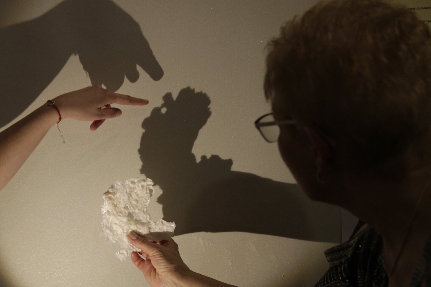 Lanie wosku na andrzejki. Takiej wróżby z wosku nikt nie chce Zabawy na andrzejki. Jak wróżyć z wosku?