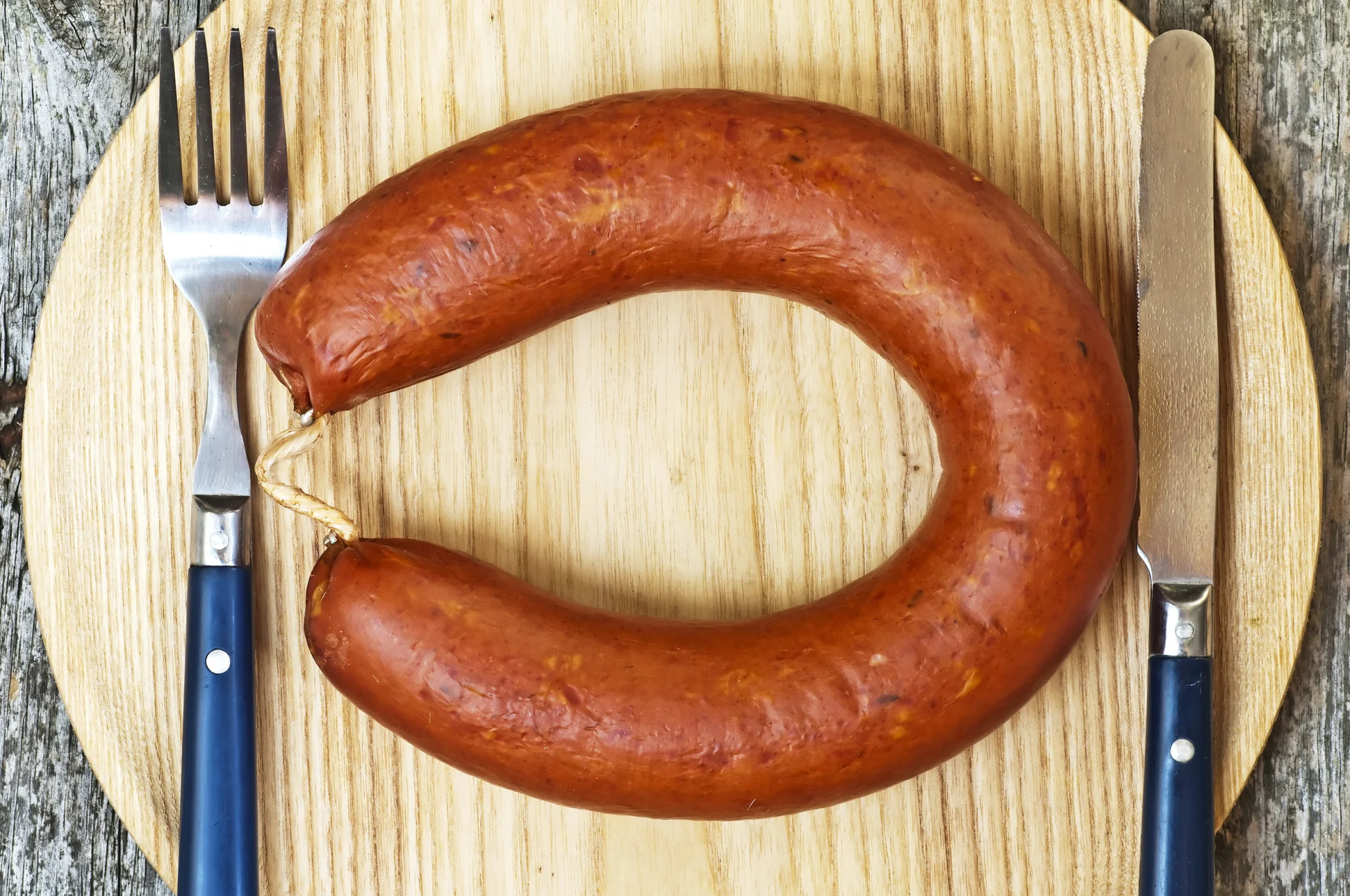 53-letni mężczyzna dźgnął swojego syna nożem, bo ten... nałożył sobie za dużo kiełbasy na talerz.