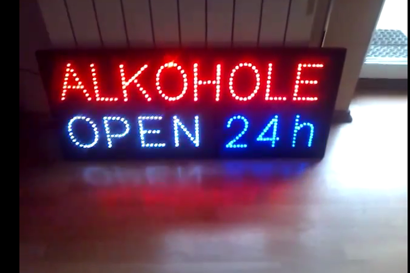 Takie szyldy można spotkać niemal na każdym rogu