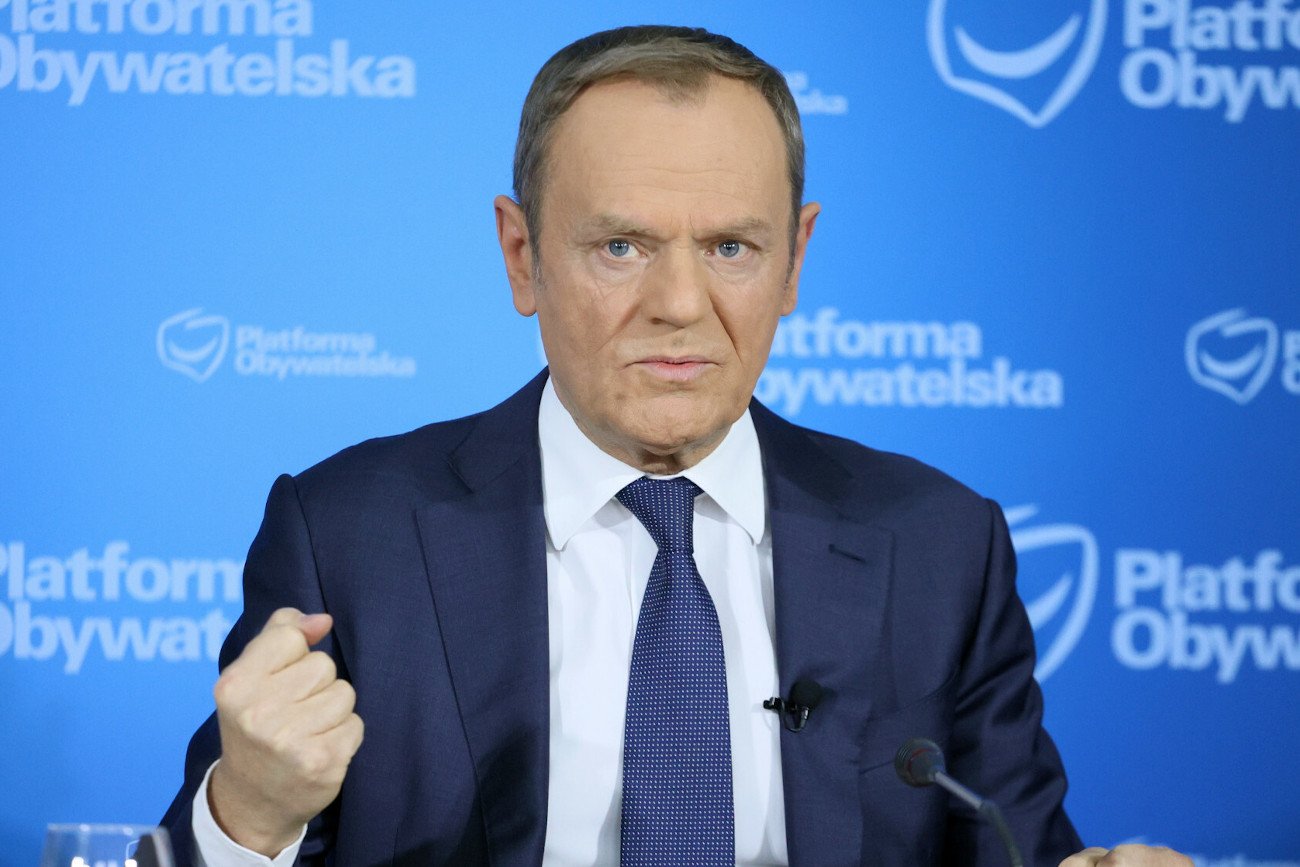Donald Tusk pozwał Tomasza Sakiewicza za wypowiedź o śmierci Lecha Kaczyńskiego.