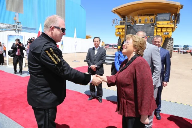 Prezes KGHM Herbert Wirth wita Prezydent Chile Michelle Bachelet w kopalni Sierra Gorda