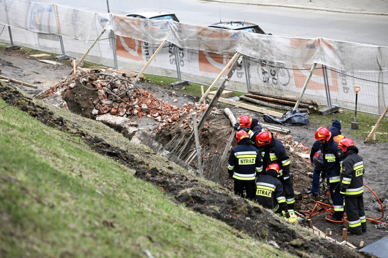 Wypadek podczas prac budowlanych na Wawelu. Jest ofiara śmiertelna – zginął robotnik przygnieciony przez mur okalający Zamek Królewski.