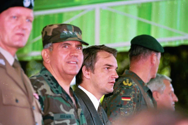 Rok 1994. Premier Waldemar Pawlak na rozpoczeciu manewrów w ramach Parterstwa dla Pokoju. Widoczni także generałowie: Tadeusz Wilicki i George Joulwan