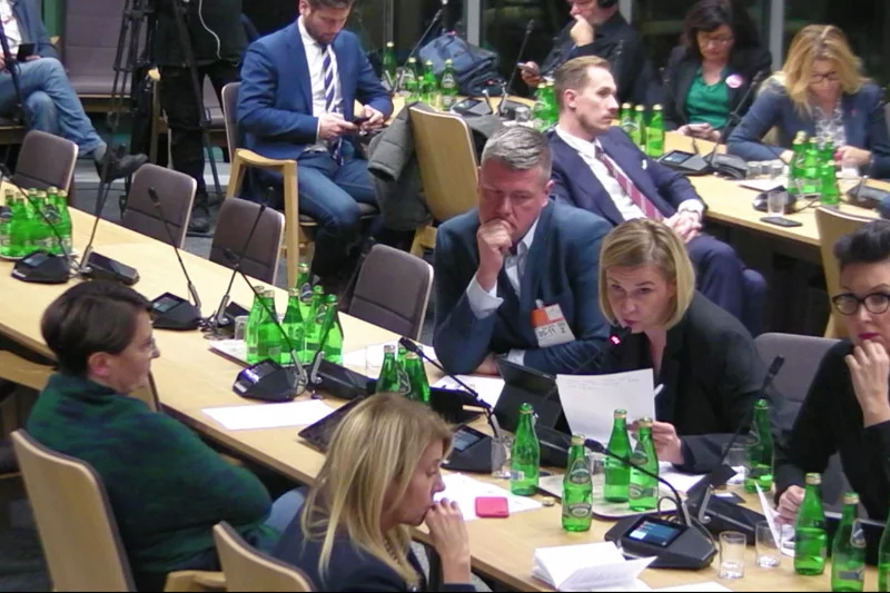 Magdalena Filiks podczas zadawania pytań kandydatom PiS na sędziów TK.