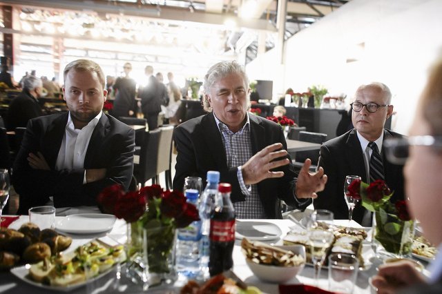 Antoni Ptak (w środku) w czasie pokazu duetu Paprocki and Brzozowski w jego centrum handlowym