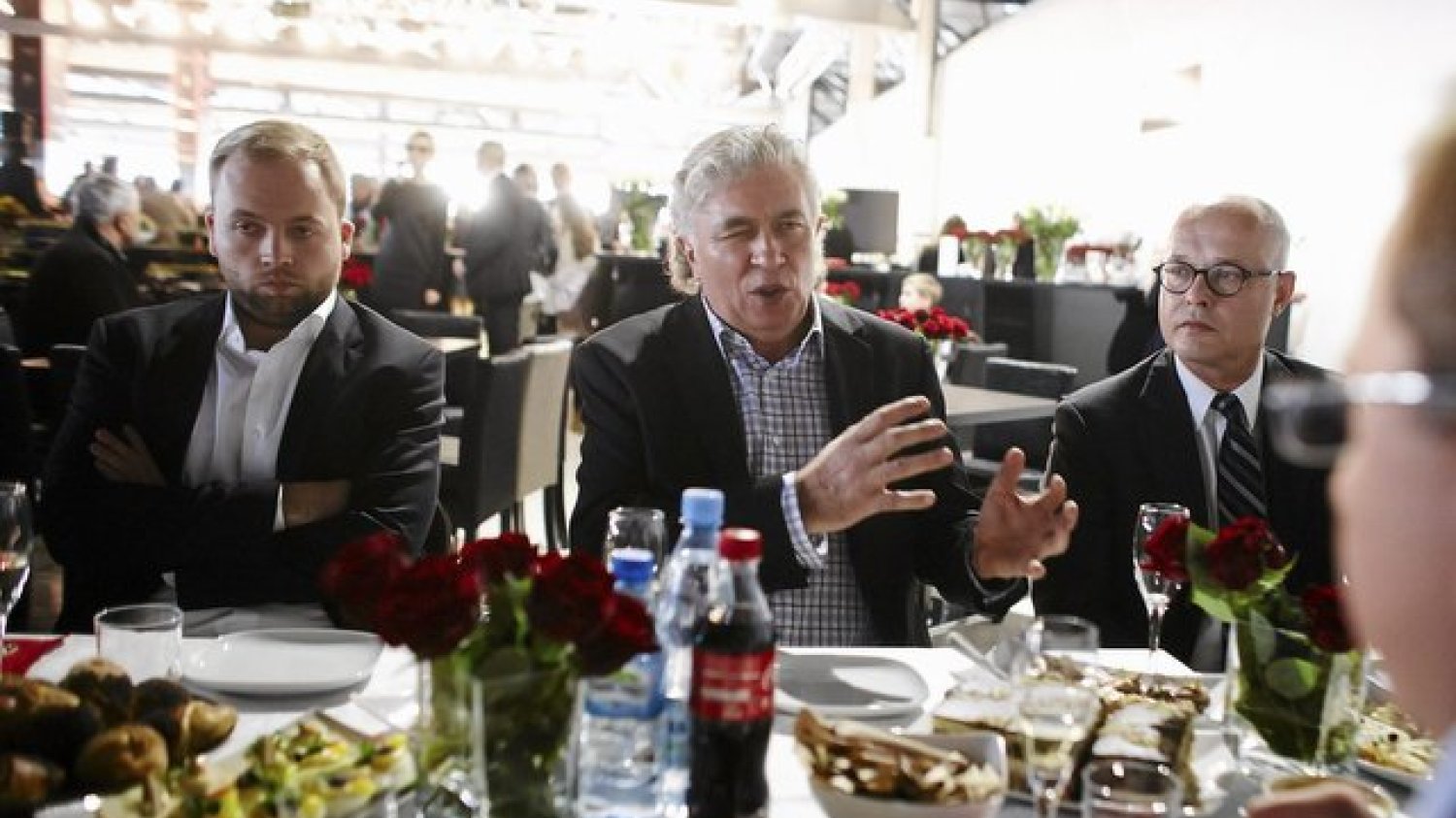 Antoni Ptak (w środku) w czasie pokazu duetu Paprocki and Brzozowski w jego centrum handlowym