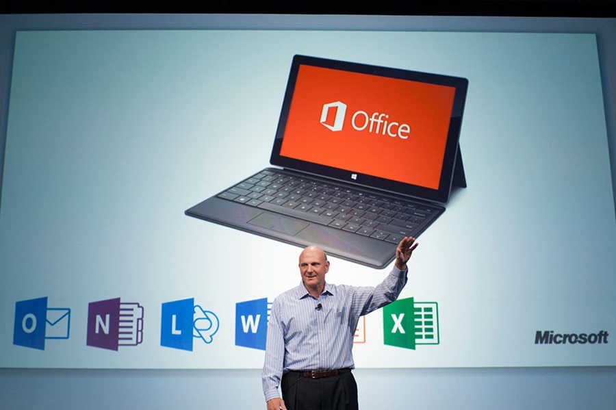 Steve Ballmer, dyrektor generalny Microsoftu, prezentuje nowego Office'a