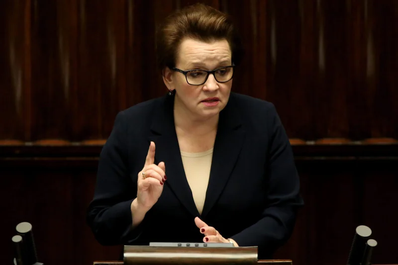 Serwis poinformował czytelników, że minister Anna Zalewska nie jest równie urodziwa co była Miss Świata, Aneta Kręglicka.