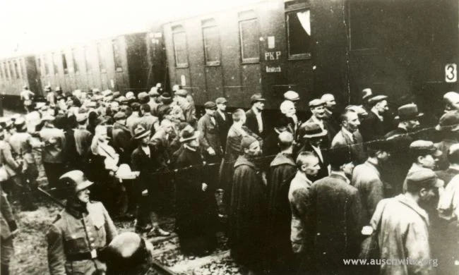 Więźniowie z pierwszego transportu Polaków do KL Auschwitz na dworcu kolejowym w Tarnowie (wśród nich byli też nieliczni Żydzi).