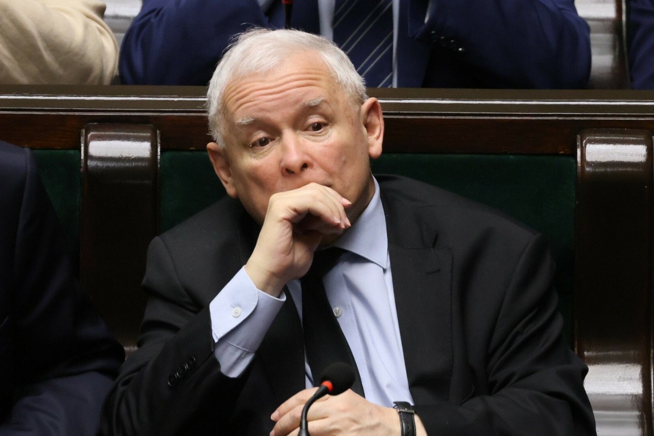 Zaskakujący sondaż Estymatora. Duża zmiana na podium i spadki dla KO i PiS.