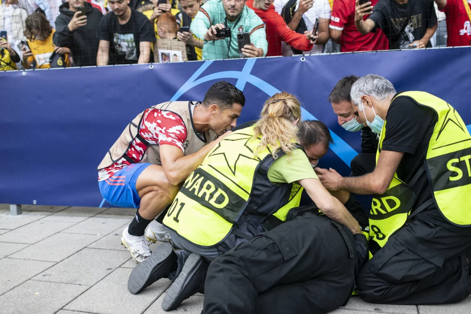 Cristiano Ronaldo najpierw przypadkiem znokautował kobietę, a później udzielił jej pomocy