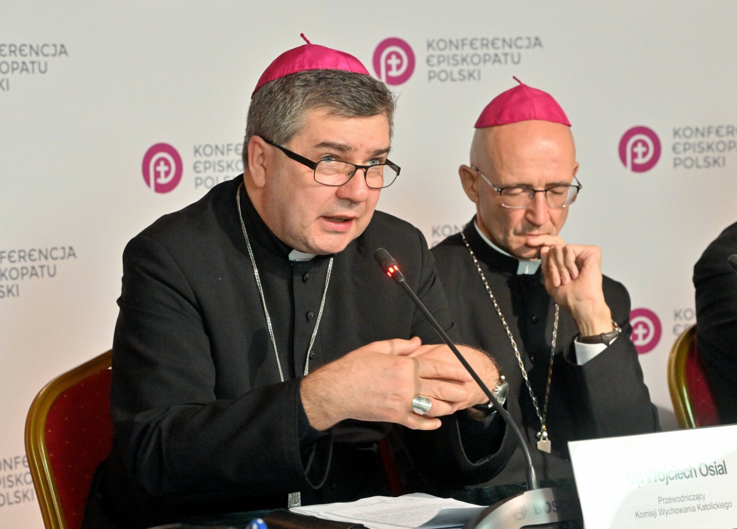 Episkopat uważa, że lekcje religii tylko w szkołach to za mało i chce je rozwijać także w parafiach. Na zdjęciu biskup Wojciech Osial.