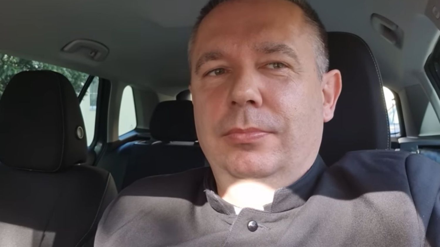 Polscy księża w trudnej sytuacji. Oto, co muszą robić, by związać koniec z końcem. Ks. Daniel Wachowiak o sytuacji duchownych. Muszą pracować dodatkowo.