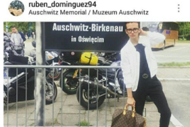 22-letni modowy bloger z Hiszpanii pozował z modną torbą w Auschwitz.