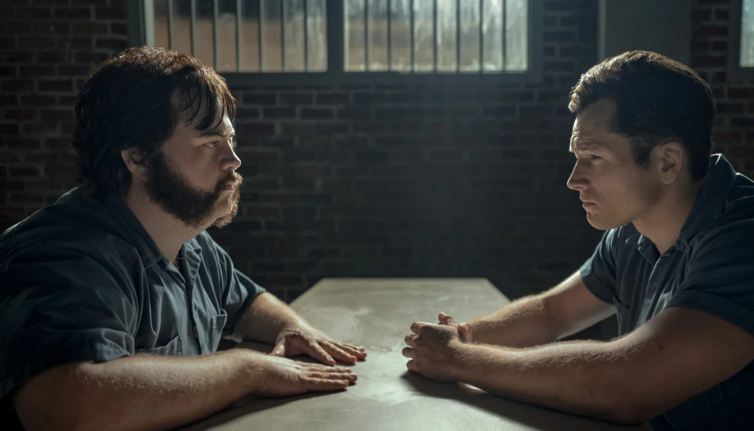 Paul Walter Hauser i Taron Egerton jako Larry Hall i Jimmy Keene w serialu "Czarny ptak"