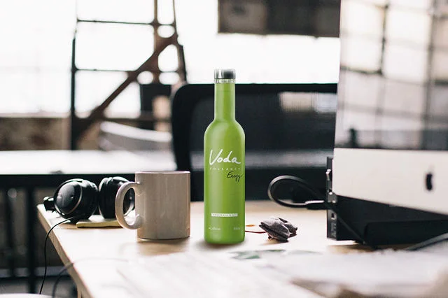 Voda Collagen Energy delikatnie pobudza dzięki zawartości witaminy C, kofeiny oraz L-karnityny.