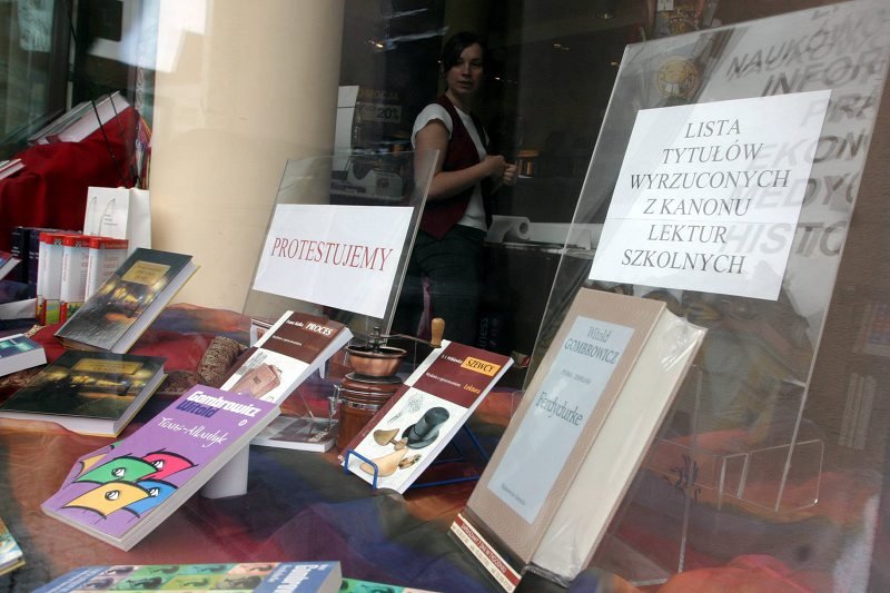 Protest księgarni w 2007 roku, przeciwko cięciom w kanonie lektur szkolnych, zrobionym przez ówczesnego ministra edukacji, Romana Giertycha